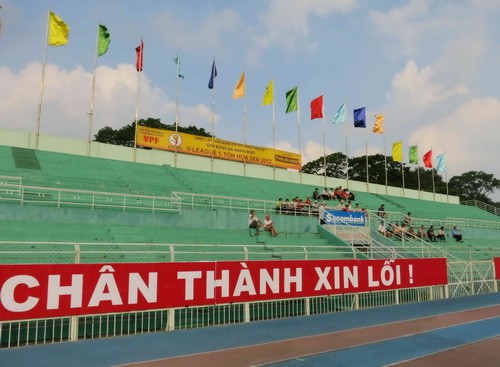 Băng rôn trên sân Thống Nhất khi CLB TP Hồ Chí Minh xuống hạng...